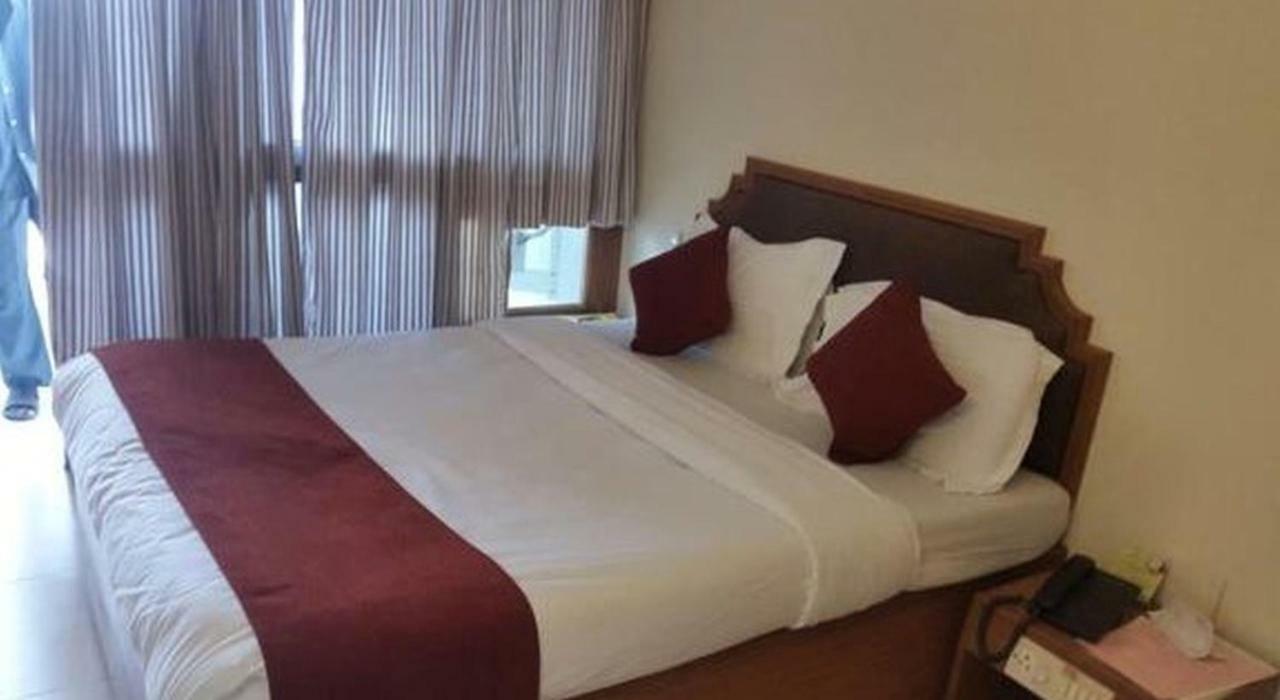 P M Regency Hotel 바도다라 외부 사진